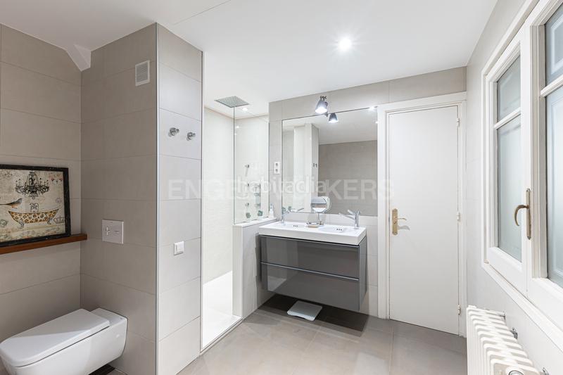 Foto 351876ce-0bfb-4ae1-ba45-85033946907b. Apartamento elegante piso reformado en la plaza molina en Barcelona