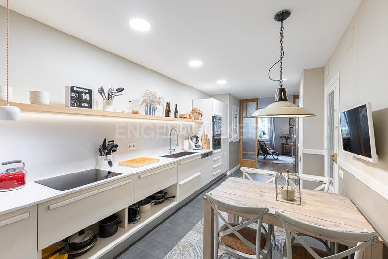 Foto 3a2af093-6782-47c2-8e28-d3eb6de0f39c. Apartamento elegante piso reformado en la plaza molina en Barcelona