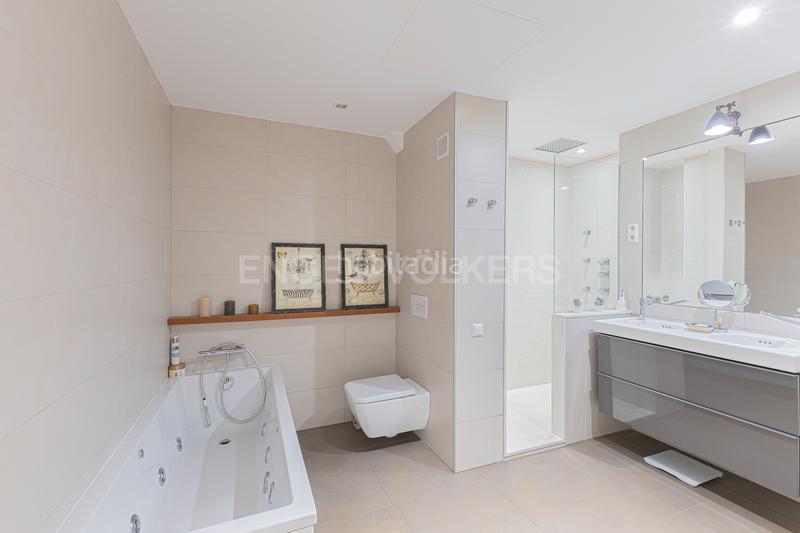 Foto 96000656-31b2-4d72-ad56-a7238f7d71cf. Apartamento elegante piso reformado en la plaza molina en Barcelona