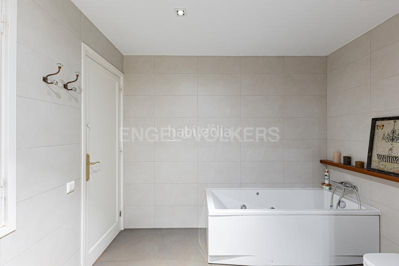 Foto 9e2ca73d-8991-48e3-a940-7f4168af1d7e. Apartamento elegante piso reformado en la plaza molina en Barcelona
