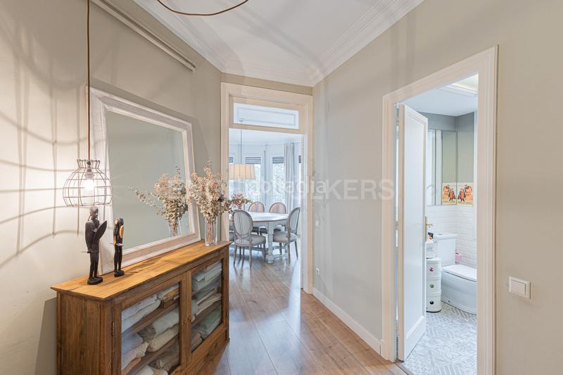 Foto a0715b64-37e8-49de-a571-13f6f14cec83. Apartamento elegante piso reformado en la plaza molina en Barcelona