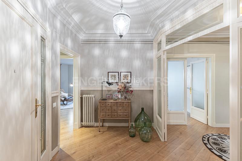 Foto b20c42f8-3ab8-4629-b049-d050268ddf7d. Apartamento elegante piso reformado en la plaza molina en Barcelona