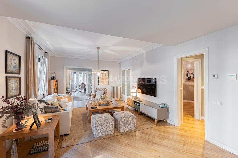 Foto cebb408c-56b4-466f-a0dc-9fcdb7c4910f. Apartamento elegante piso reformado en la plaza molina en Barcelona