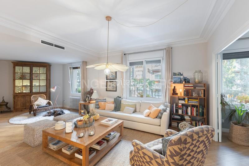 Foto df42de3f-92ec-4c44-84de-a48b8b61a675. Apartamento elegante piso reformado en la plaza molina en Barcelona