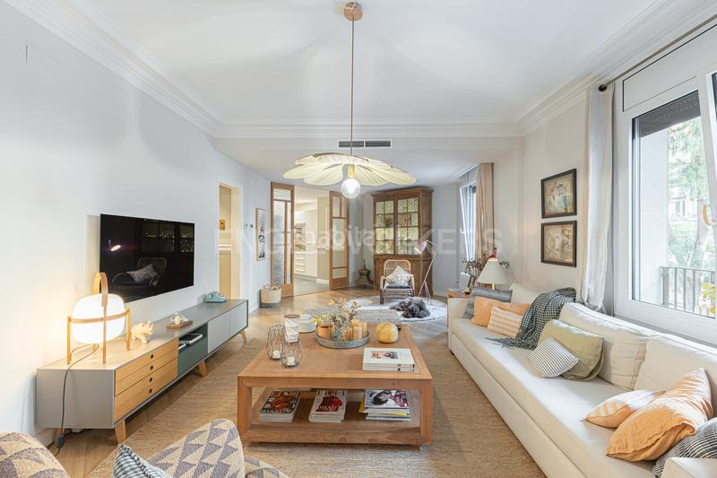 Foto e67457da-4028-44ff-acbb-a68a1c0323bb. Apartamento elegante piso reformado en la plaza molina en Barcelona