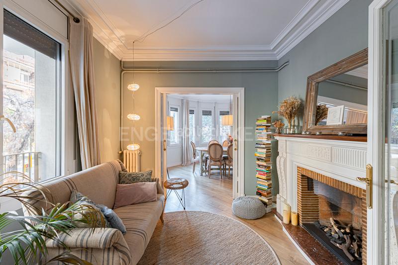 Foto f07e21a9-7f77-4abb-8a87-9cf6c4fd8542. Apartamento elegante piso reformado en la plaza molina en Barcelona