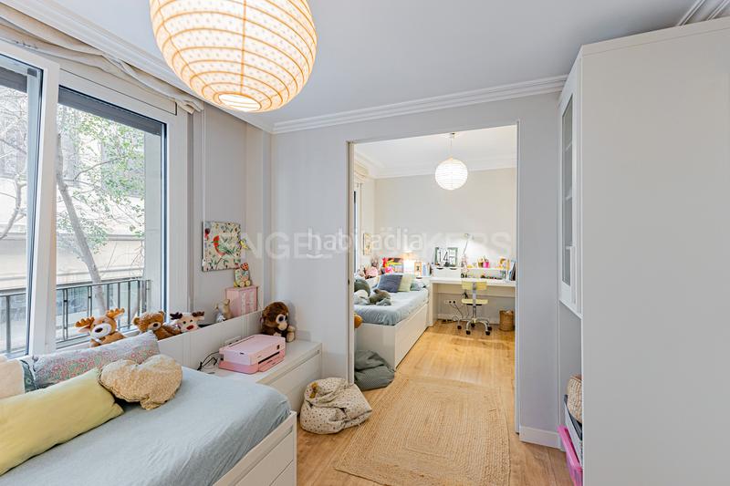 Foto f761ede5-e418-4d88-b196-89d6e68444d0. Apartamento elegante piso reformado en la plaza molina en Barcelona