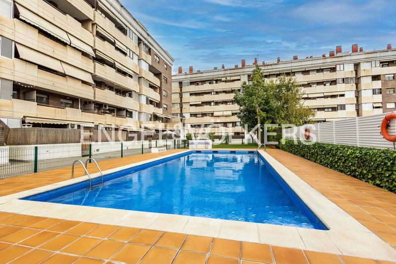 Foto d87d2b98-cdf1-4a41-ac50-3ad9d420e7a6. Apartament amb calefacció aparcament piscina a Eixample Sant Joan Despí