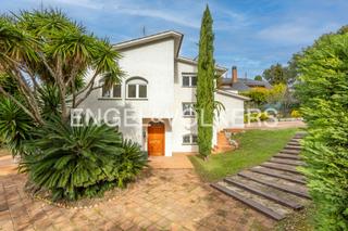 Maison à Bellaterra. Casa magnífica con gran jardín privado y vistas verdes