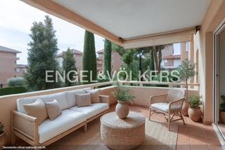 Apartament a Sarrià. Piso familiar a reformar con terraza, parking y  piscina en pedr