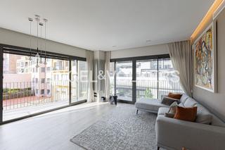 Apartamento en Sant Gervasi - Galvany. Fenomenal piso seminuevo con terraza y garaje en galla placídia