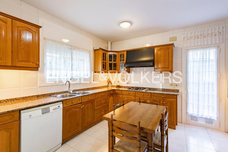 Foto 1d296bc0-707d-49c5-9650-e066fd7ac345. Casa amb calefacció aparcament piscina a Montmar Castelldefels