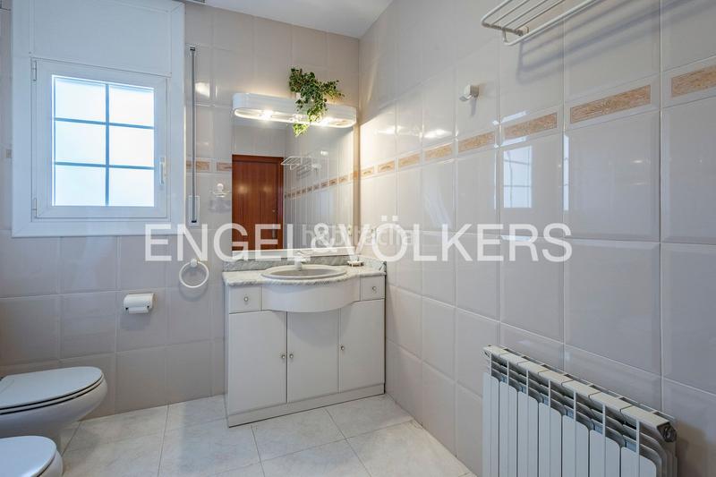 Foto 243e7676-5a63-41d2-b23f-479f24ad331f. Casa amb calefacció aparcament piscina a Montmar Castelldefels