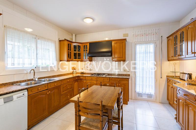 Foto 2d8f4d7d-bd87-4432-925e-4c4aaa00540f. Casa amb calefacció aparcament piscina a Montmar Castelldefels