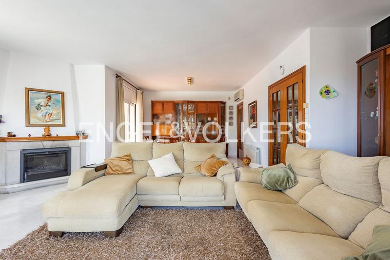 Foto 30de4e38-6840-4176-b7dd-3f4cfe357293. Casa amb calefacció aparcament piscina a Montmar Castelldefels