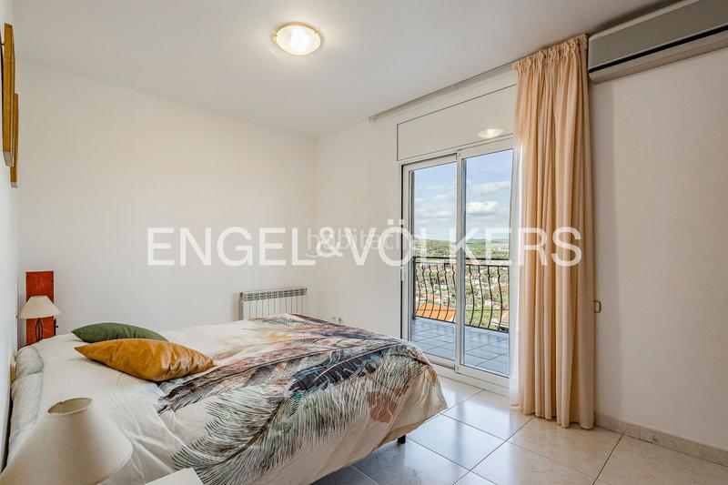 Foto 4175291c-793b-48ca-bb99-c7bd929556f7. Casa amb calefacció aparcament piscina a Montmar Castelldefels