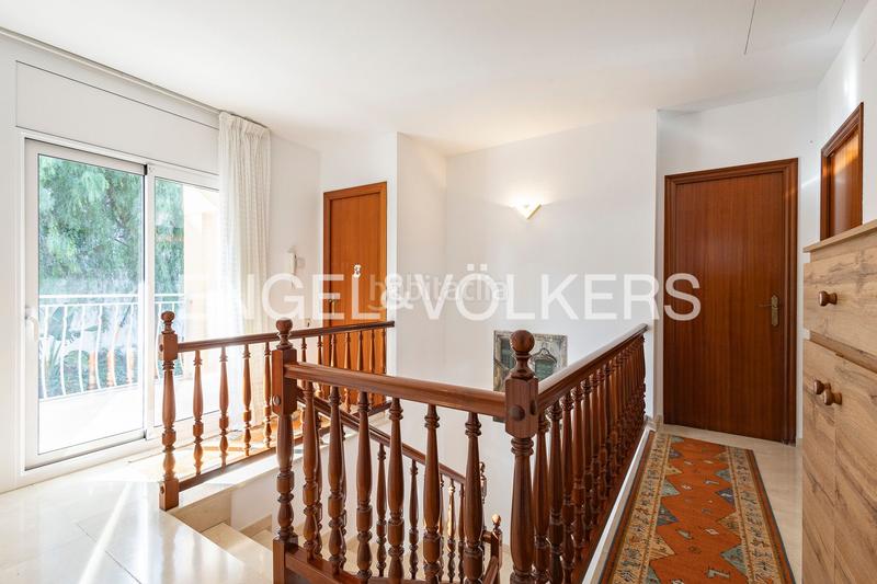 Foto 43324ca3-8f0b-4d78-a32a-e5540a879a35. Casa amb calefacció aparcament piscina a Montmar Castelldefels