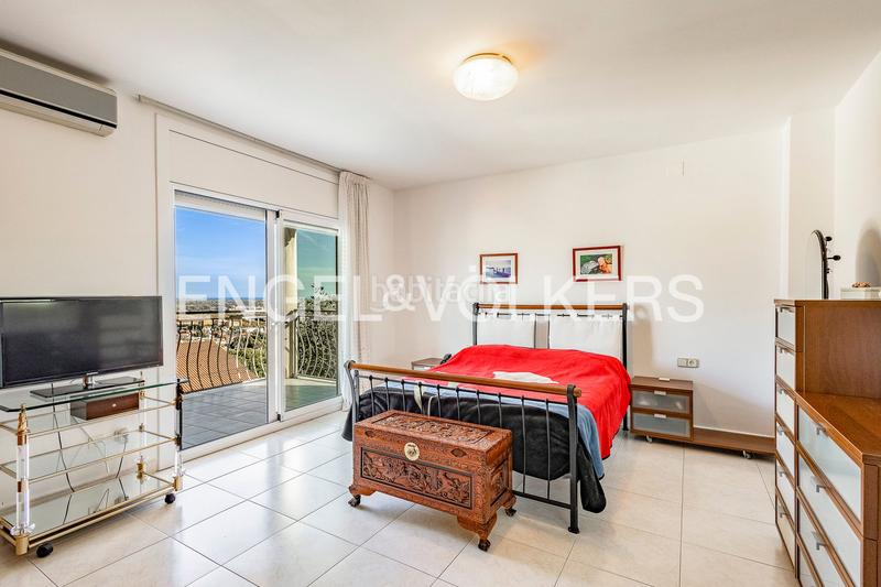 Foto 4d85d399-c820-4c02-a181-65e3dfc52cc4. Casa amb calefacció aparcament piscina a Montmar Castelldefels