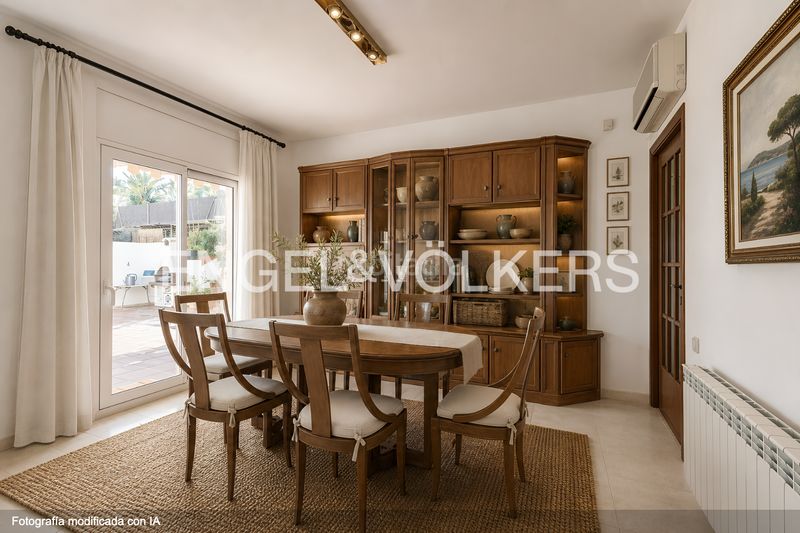 Foto 70ffb17a-3505-4338-93db-48357f00c8c0. Casa amb calefacció aparcament piscina a Montmar Castelldefels