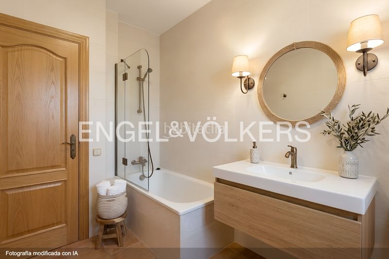 Foto 752a4658-8262-4d51-bb24-12fc47d5387a. Casa amb calefacció aparcament piscina a Montmar Castelldefels