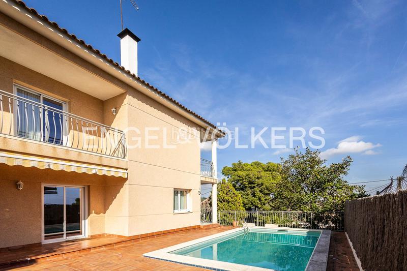 Foto 8910eb6f-a8e1-4782-85cb-2951121e08be. Casa amb calefacció aparcament piscina a Montmar Castelldefels