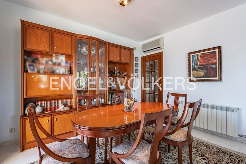 Foto 9c65bd1a-3690-4309-a9ca-656f914b293d. Casa amb calefacció aparcament piscina a Montmar Castelldefels