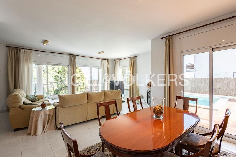 Foto 9fac7392-b22c-45c6-8183-c744c6bc53e8. Casa amb calefacció aparcament piscina a Montmar Castelldefels