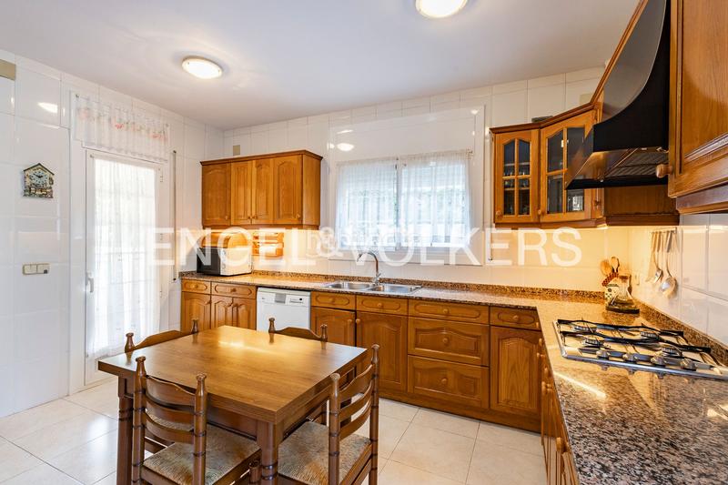 Foto a12b829f-7bbd-45db-88b7-f8996df8863e. Casa amb calefacció aparcament piscina a Montmar Castelldefels