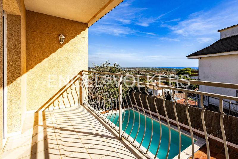 Foto a80630b3-2e62-44a2-a317-ed61de9677d3. Casa amb calefacció aparcament piscina a Montmar Castelldefels