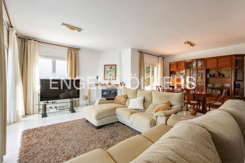 Foto ba3138e9-c78e-4492-b97c-5e6416fdb2a1. Casa amb calefacció aparcament piscina a Montmar Castelldefels