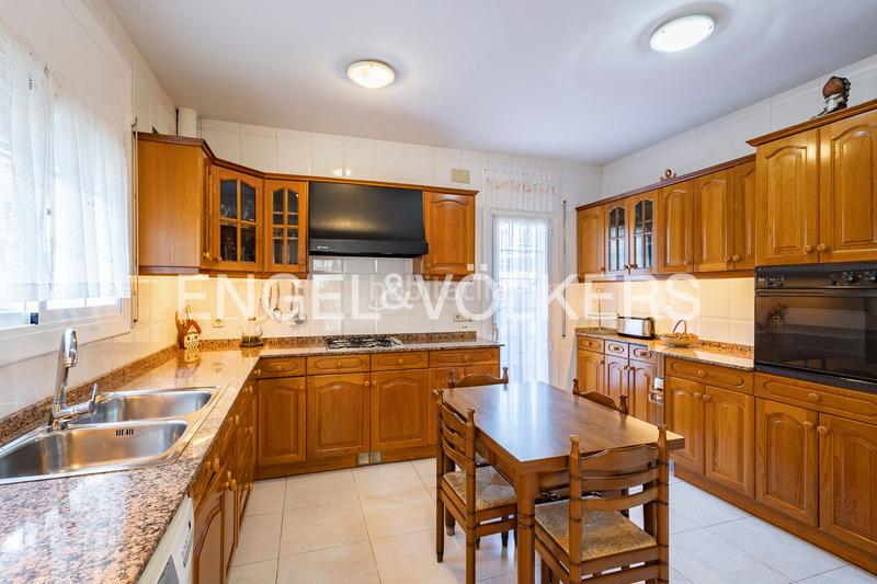 Foto d34b2da2-a8d1-41ba-849b-3911516b08c4. Casa amb calefacció aparcament piscina a Montmar Castelldefels