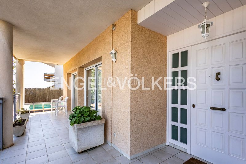 Foto e7904fdb-d93c-4363-a955-7a00e69789ed. Casa amb calefacció aparcament piscina a Montmar Castelldefels