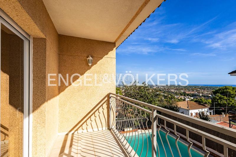 Foto ec294129-08f6-407f-971d-87d9ae262c7f. Casa amb calefacció aparcament piscina a Montmar Castelldefels