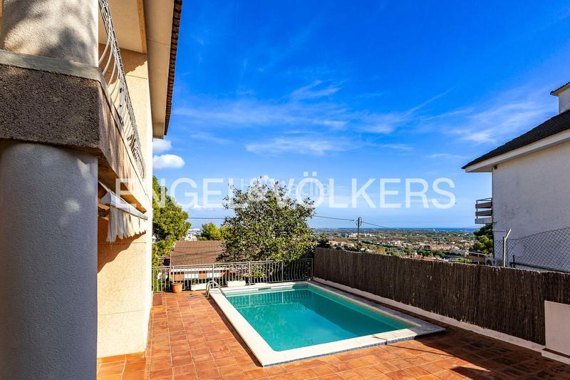 Foto ee39b191-e46a-472e-a2d2-e74ca83f4913. Casa amb calefacció aparcament piscina a Montmar Castelldefels