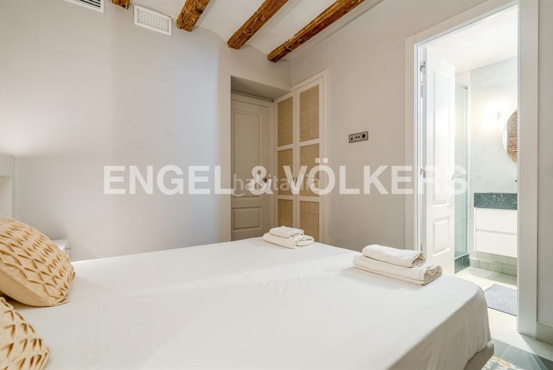 Foto d5cd5948-0075-40a5-8f4a-6f3bc95cb927. Alquiler apartamento piso temporal reformado en la rambla en Barcelona