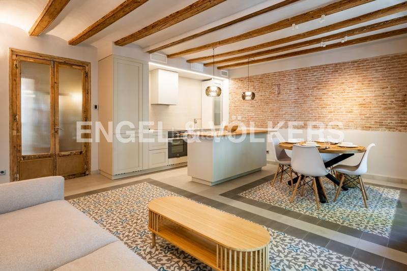 Foto f0a7523e-9760-40ae-9c68-ba3f45827d10. Alquiler apartamento piso temporal reformado en la rambla en Barcelona