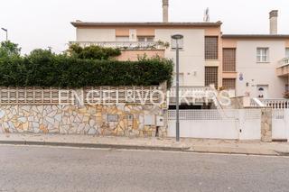 Casa adossada a Tiana. Cómoda y amplia residencia en tiana  con vistas al mar  a pasos