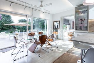 Casa a Califòrnia-Santa Madrona. Espectacular villa reformada con piscina, jardín y vistas al mar