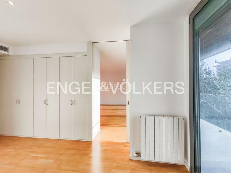 Foto 2965d425-dcd7-4b79-9a42-c1e23a390ca4. Alquiler ático exclusiva vivienda de cinco dormitorios en can rabia en Barcelona