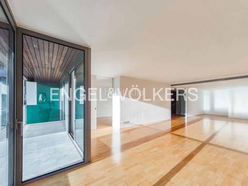 Foto e5554b9f-63ce-469f-8362-9c3d2a0380a2. Alquiler ático exclusiva vivienda de cinco dormitorios en can rabia en Barcelona