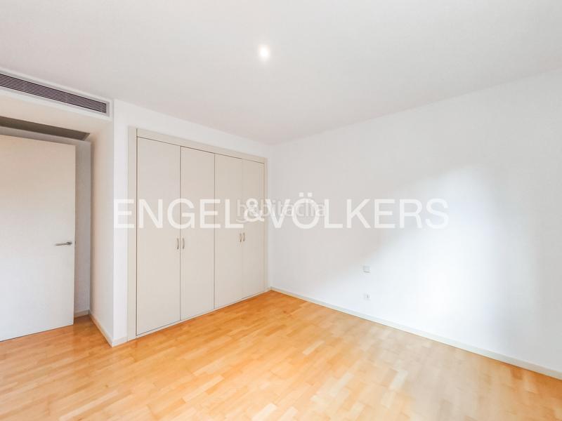 Foto ea543bc0-fb8c-4582-99f1-da667d943e0c. Alquiler ático exclusiva vivienda de cinco dormitorios en can rabia en Barcelona