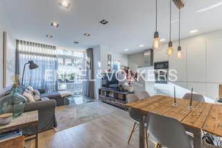 Appartement in Barri de les Corts. Piso en les corts  totalmente reformado con balcón y orientación