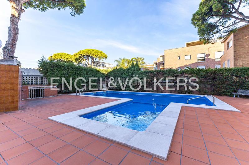 Foto 77dabc77-534c-4198-8948-96c0dd085dde. Lloguer apartament amb calefacció aparcament piscina a Castelldefels