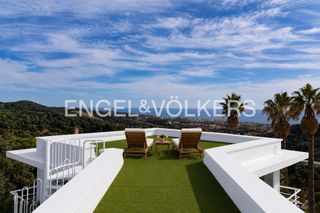 Casa a Alella. Exclusiva casa en alella con impresionantes vistas al mar y tota
