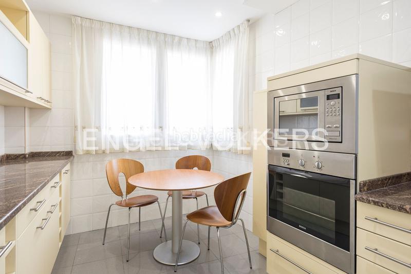 Foto 1d862bd6-8bcf-4c60-ae44-308f31a847f6. Casa  de diseño y luminosidad con impresionantes vistas a la ciudad en Barcelona