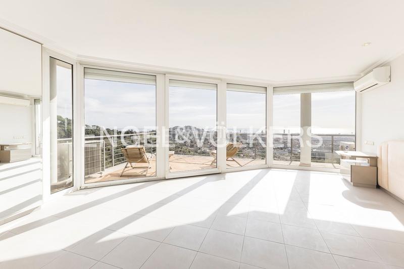 Foto 207d7db3-57b3-4856-9a77-26cb047ed10b. Casa  de diseño y luminosidad con impresionantes vistas a la ciudad en Barcelona