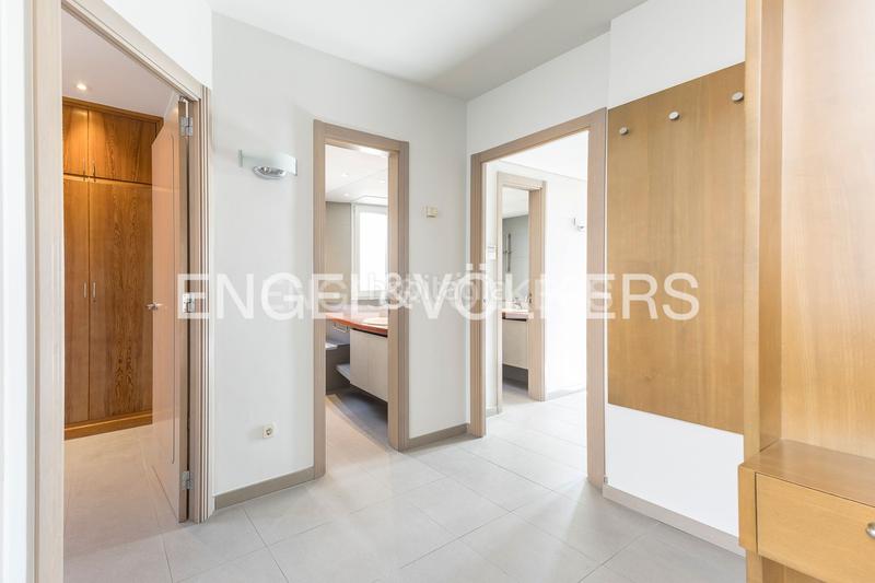 Foto 22242d3e-508f-433c-a26c-ca4542f6f883. Casa  de diseño y luminosidad con impresionantes vistas a la ciudad en Barcelona