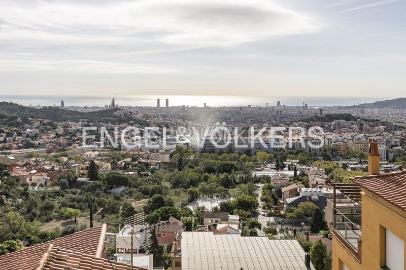 Foto 229ae360-f5ae-468a-8ae0-b76a9d7b5a44. Casa  de diseño y luminosidad con impresionantes vistas a la ciudad en Barcelona