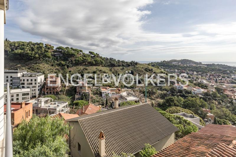 Foto 3026ce47-1f6b-4340-bf9f-3965913b1a87. Casa  de diseño y luminosidad con impresionantes vistas a la ciudad en Barcelona