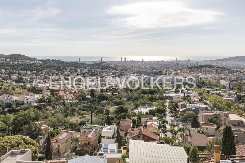 Foto 34b50212-1ddd-4048-b6d3-9d88c7ba42d0. Casa  de diseño y luminosidad con impresionantes vistas a la ciudad en Barcelona